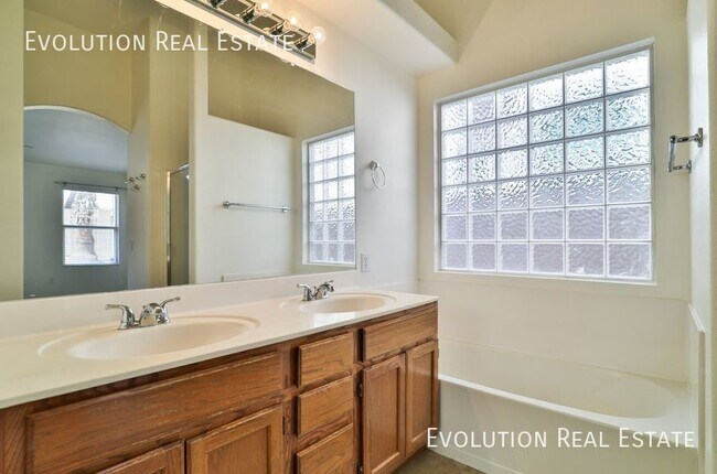 Building Photo - 3226 E Sequoia Dr
