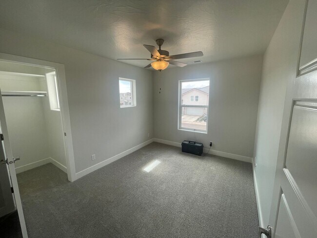 Building Photo - END UNIT Mustang Valley Townhome!!