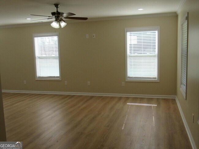 Building Photo - 745 Old Kerns Rd