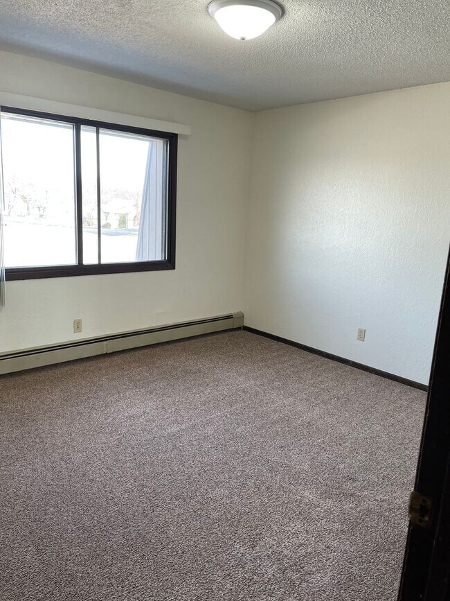 Building Photo - Three Bedroom 1.5 Bathroom