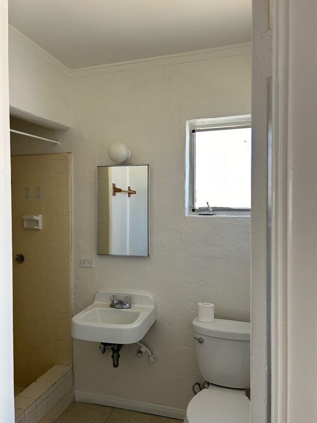 Building Photo - AVAILABLE NOW