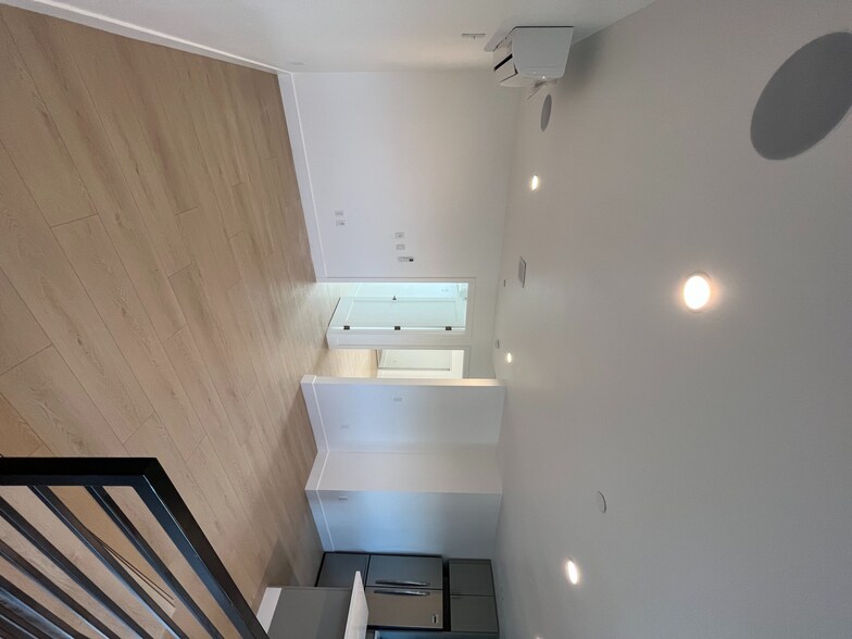 Building Photo - 6723 Vineland Ave