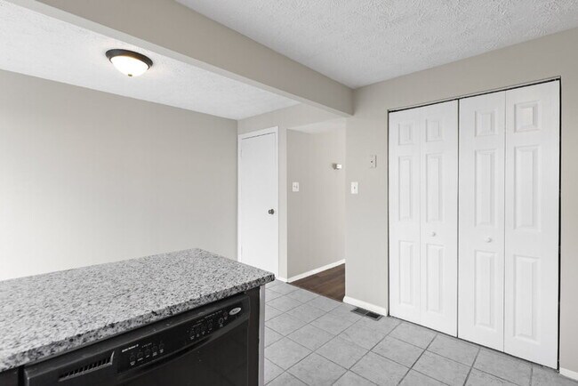 Building Photo - 916 Pentwood Ct
