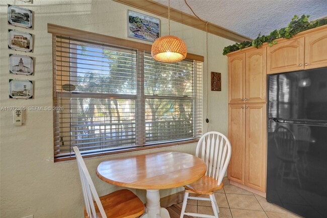 Building Photo - 744 NE 14th Ave