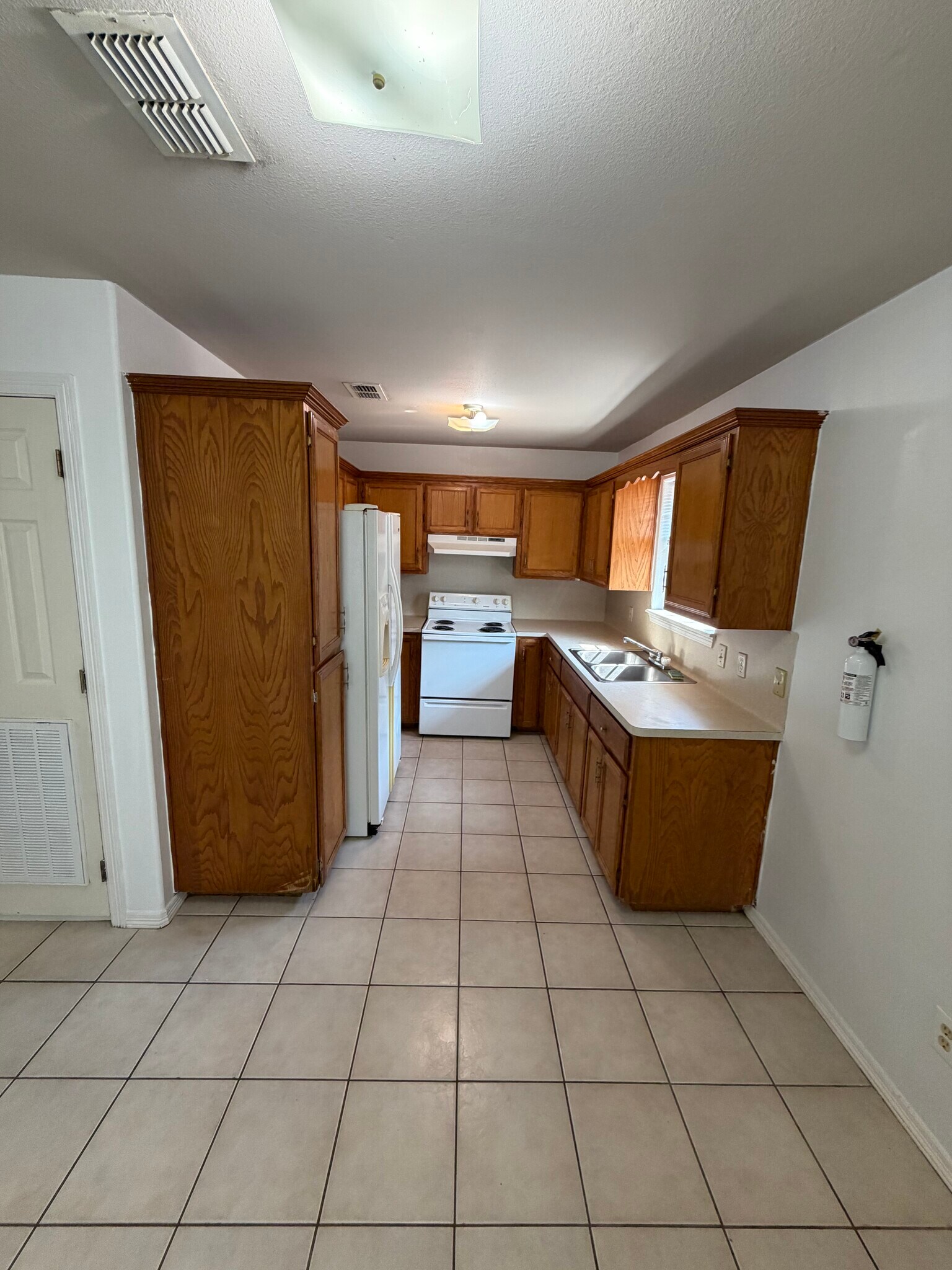 Building Photo - 2104 Paradise Dr