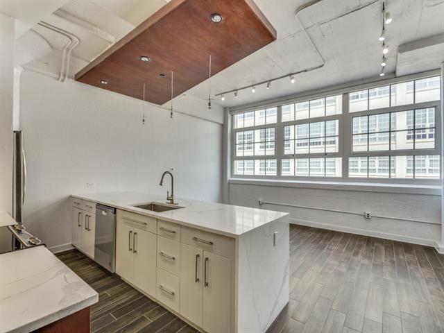 Building Photo - 2600 W 7th St