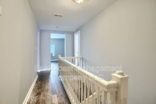 Building Photo - 304 Collins Ave