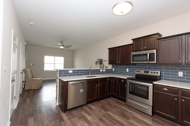 Building Photo - MOVE-IN READY!
