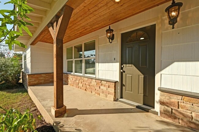 Building Photo - 1900 Cedar Ave