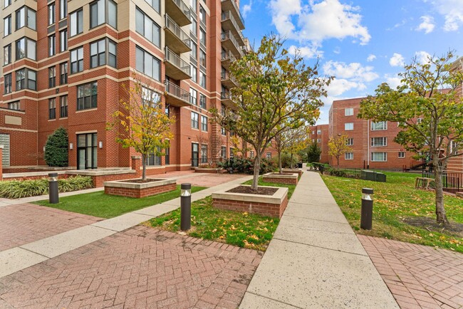 Building Photo - 2220 Fairfax Dr