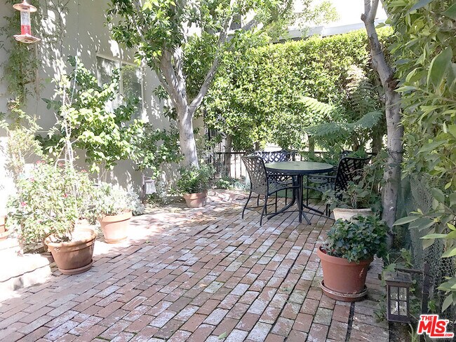 Building Photo - 8727 Shoreham Dr