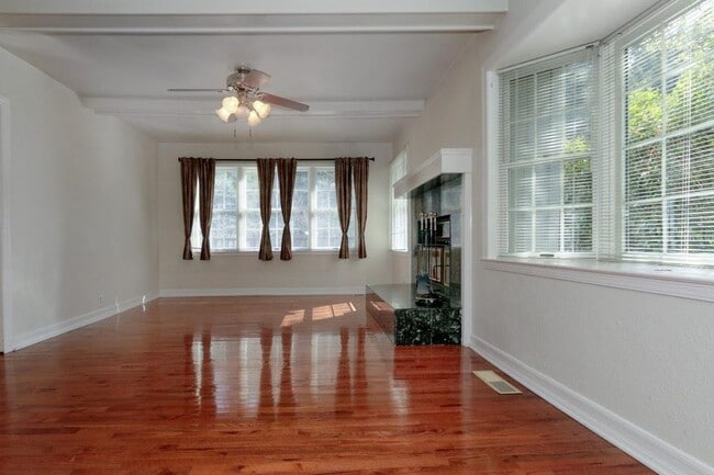 Building Photo - Mountain Living / Easy Commute Location