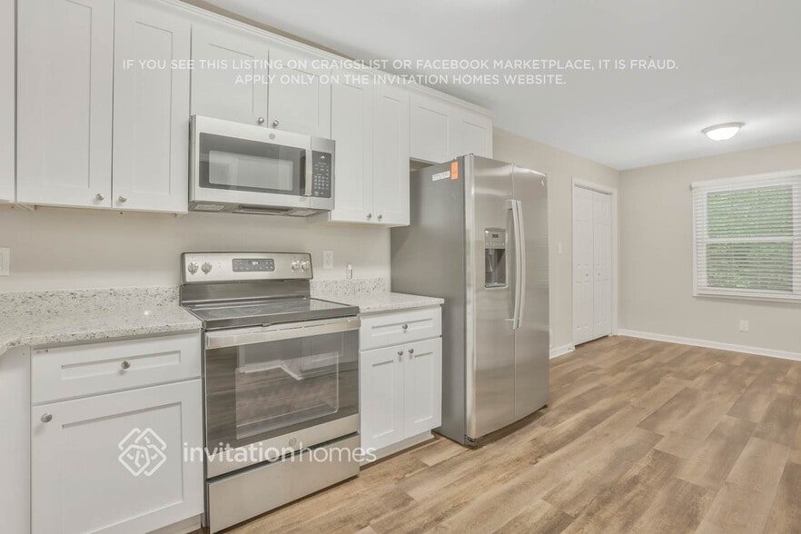 Building Photo - 3102 S Oak Ct SE