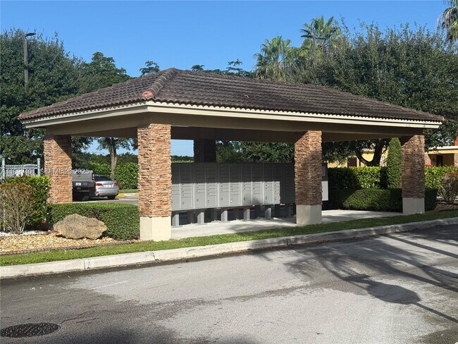 Building Photo - 930 NE 34th Ave