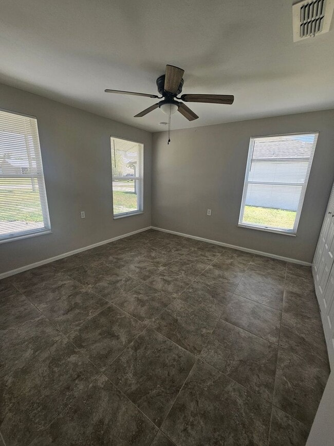 Building Photo - Pet Friendly Updated GREAT home in the area of Trafalgar and Skyline close to boat ramp and park!