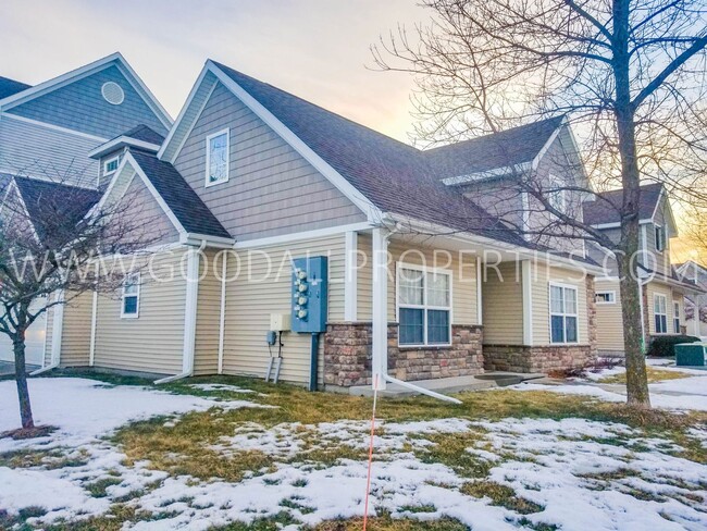 Building Photo - 3 Bedroom, 2.5 Bath Townhome in Urbandale