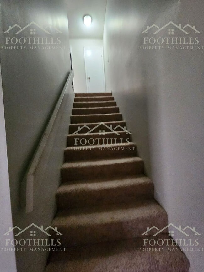 Building Photo - Modern 2-Bedroom Townhouse Near Anderson U...