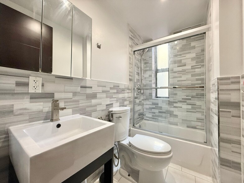 Building Photo - Furnished room/NOT APARTMENT