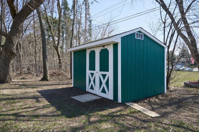 Building Photo - Charming 3-Bedroom Retreat with Finished Basement & Cozy Fireplace in Shoreview!