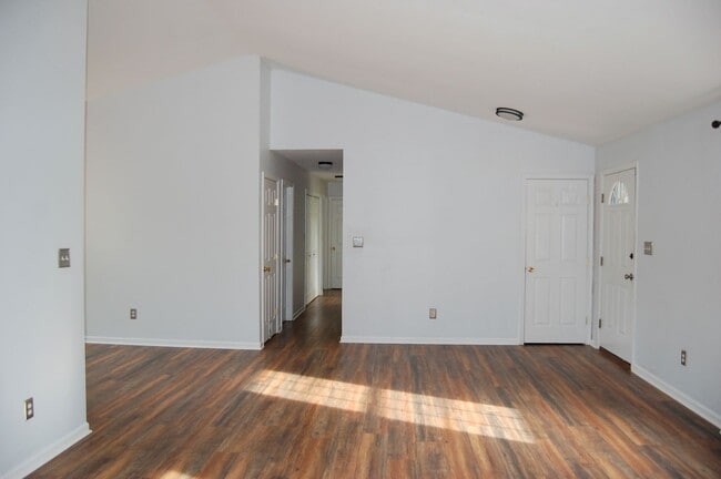 Building Photo - 3 Bedroom Home in Forest