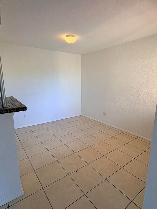 Building Photo - 1/1 Condo for Rent in Fort Myers