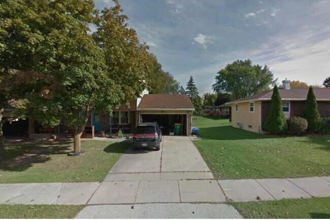 Primary Photo - 2193 Packerland Dr