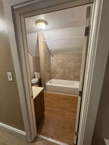 Bathroom - 204 Independence Ave S