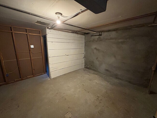 Building Photo - 1117 W 31st St