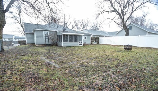 Building Photo - 236 E Main St