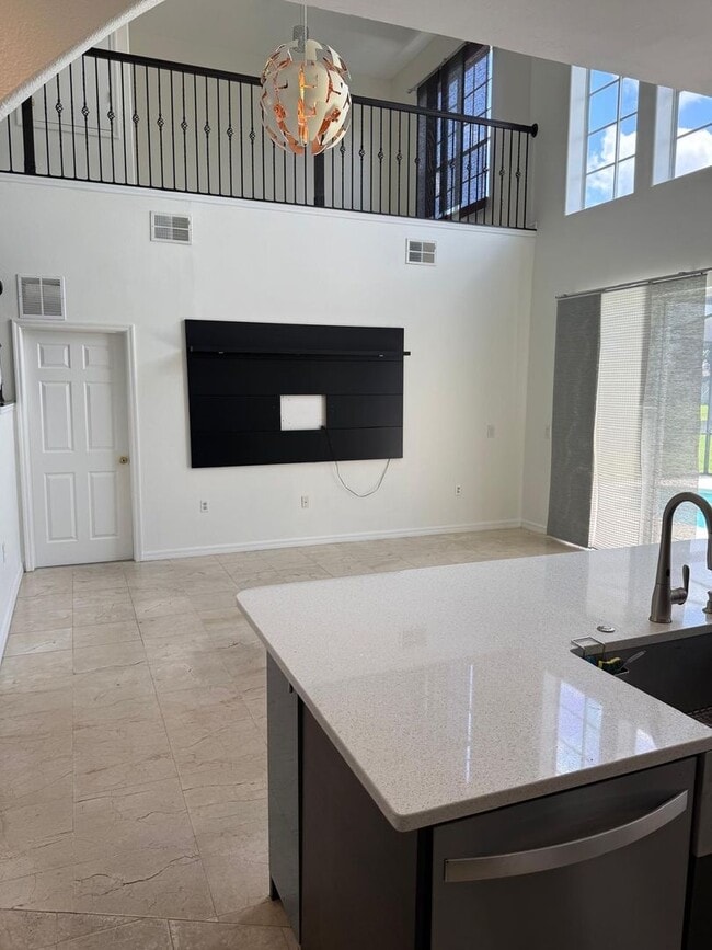 Building Photo - 5 bedroom, 3.5 bath Pool Home
