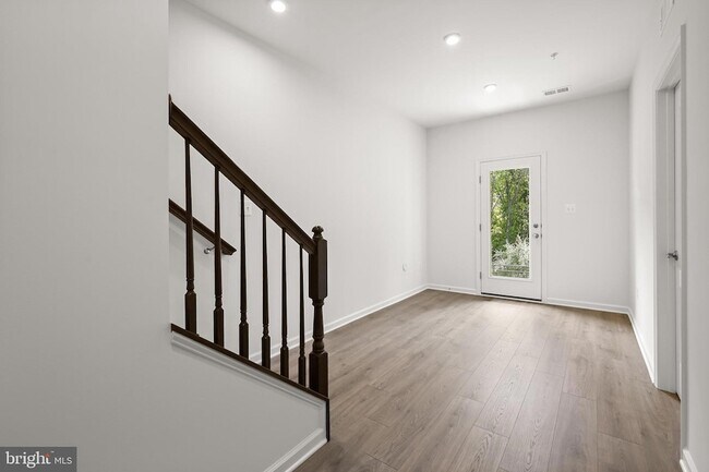 Building Photo - 643 Eastland Row