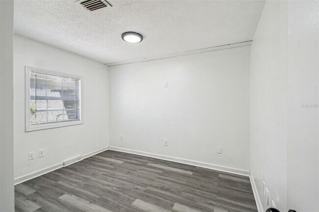 Building Photo - 1833 Knollwood Dr