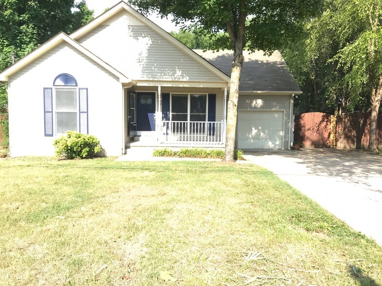 Front view - 1122 Woods Edge Dr