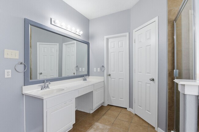 Building Photo - 13902 Oneida Ct