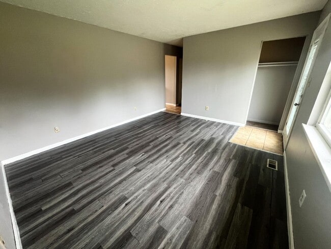 Building Photo - 4-5 Bedroom With 1 Bathroom