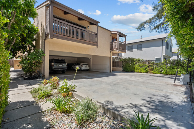 Building Photo - 13006 Moorpark St