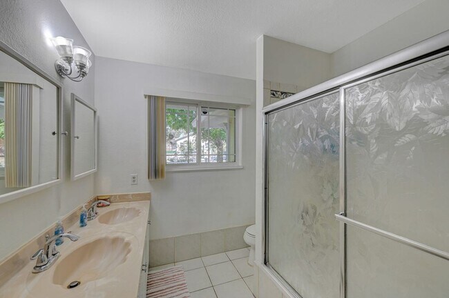Building Photo - Beautiful single-story custom home featuri...