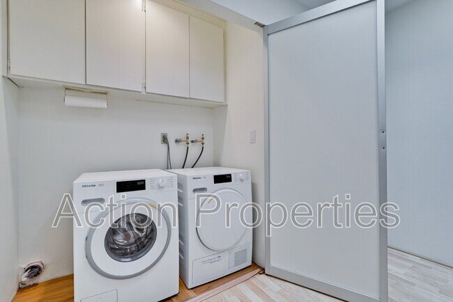 Building Photo - 209 Ortega Ave