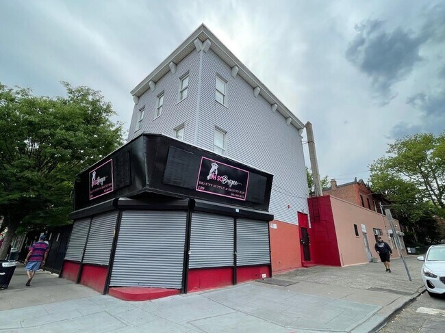 Primary Photo - 129 Monticello Ave