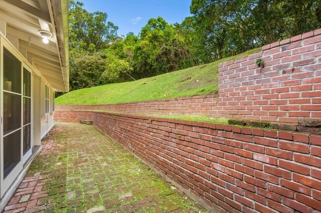 Building Photo - Rare Find: Tantalus Rustic Charm: Large: 1 Bdr/1 Bth:- Electric Included