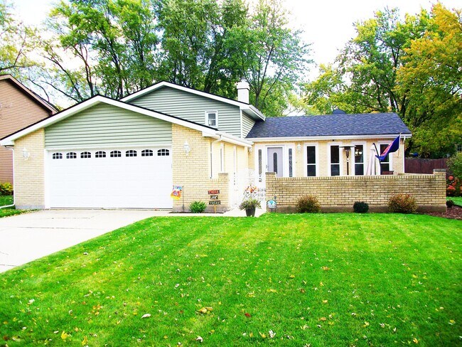 Primary Photo - 30W181 Country Lakes Dr