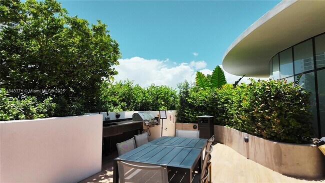 Building Photo - 700 NE 24th St