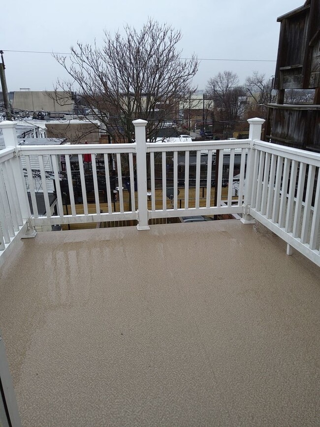 Building Photo - Ready to Move In 2 Bedroom near Ravens Stadium w/ Two Decks!