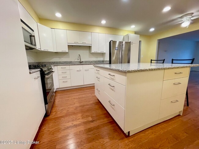 Building Photo - 816 Melford Ave