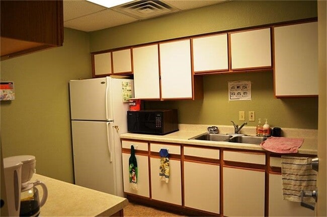 Building Photo - 300 Cross Creek