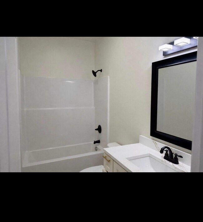 Building Photo - 3455 La Salle Dr