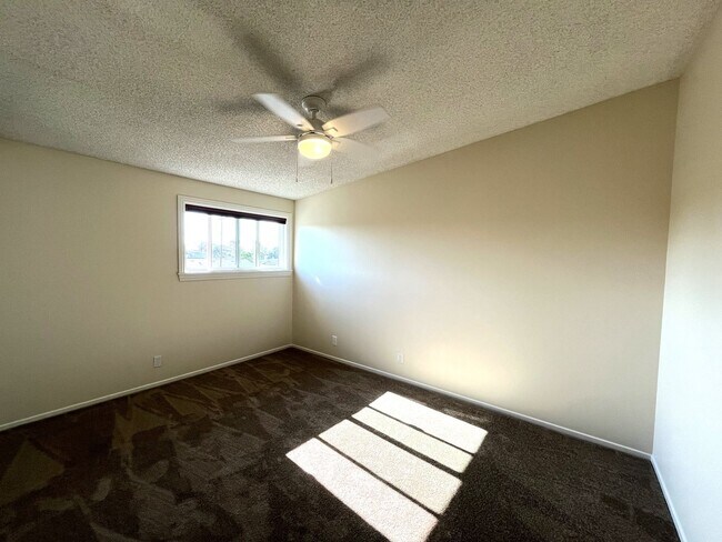 Building Photo - Lovely Home with 3 bedrooms, 2 bath plus o...
