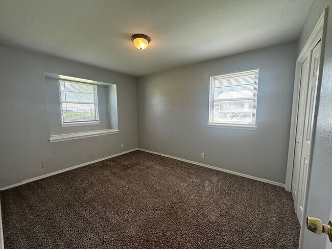 Building Photo - 4844 Woodview Dr