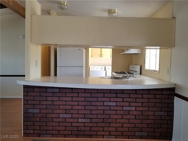 Building Photo - 252 Navajo Dr