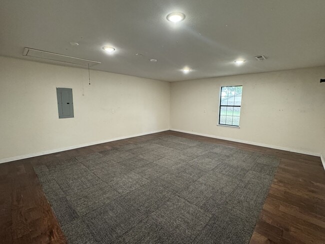 Building Photo - Beautiful home, newly updated near schools